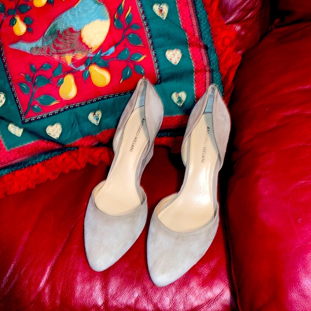 Antonia Melani size 11 wedge beige color Leather suede